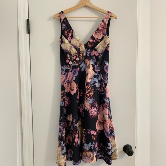Kevan Hall Co. Never worn. Floral. Mid thingy length. Size 6, feels like a 4. - Picture 5 of 9
